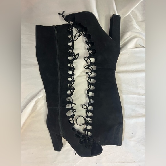 Emma Heel in Black Suede
KENDALL + KYLIE - Picture 2 of 6